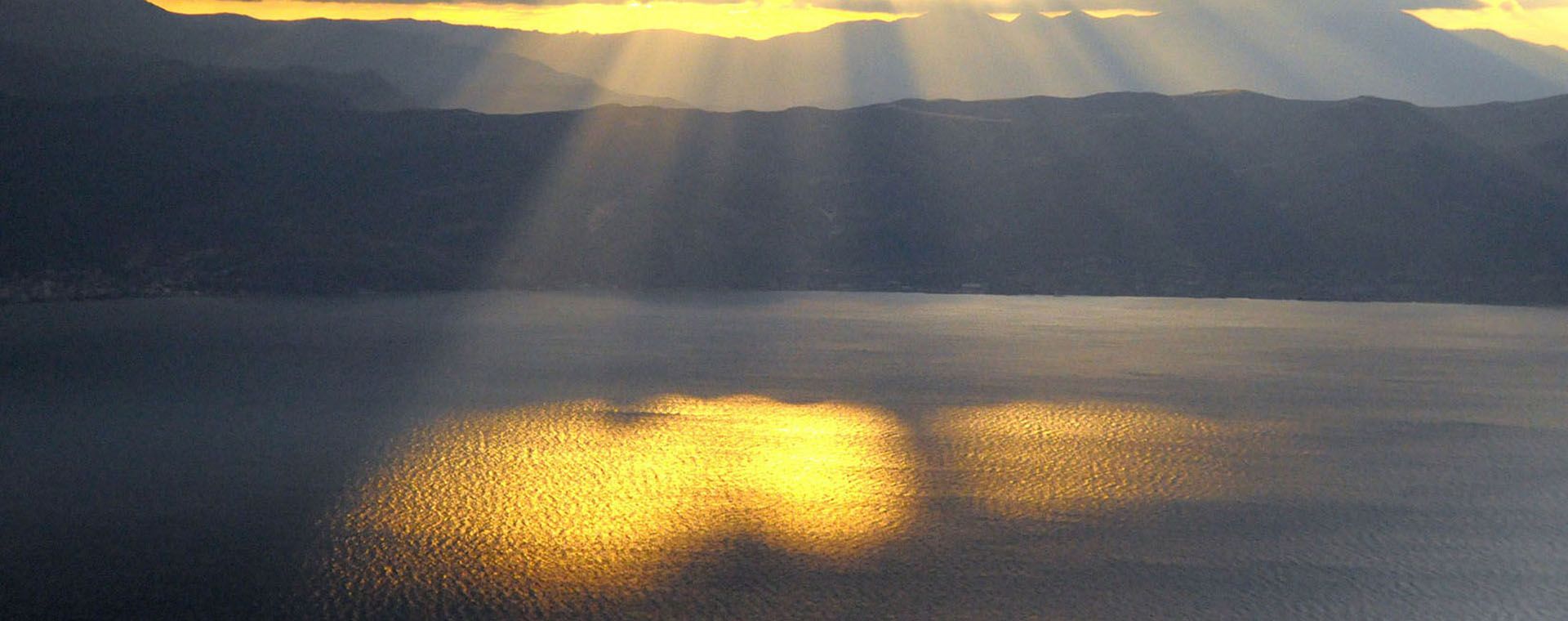 La morte non è spegnere la luce; è solo spegnere la lampada perchè è arrivata l'alba  (Rabindranath Tagore)